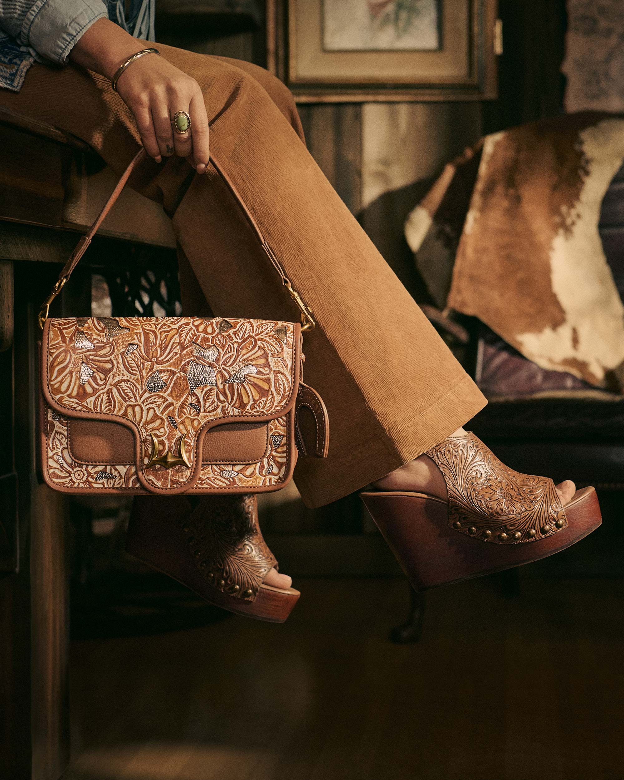 Shell Medium Purse Golden Floral Leather