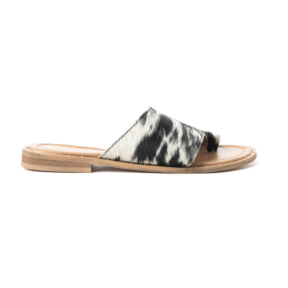 Kimmee Trail Sandal In Black and White