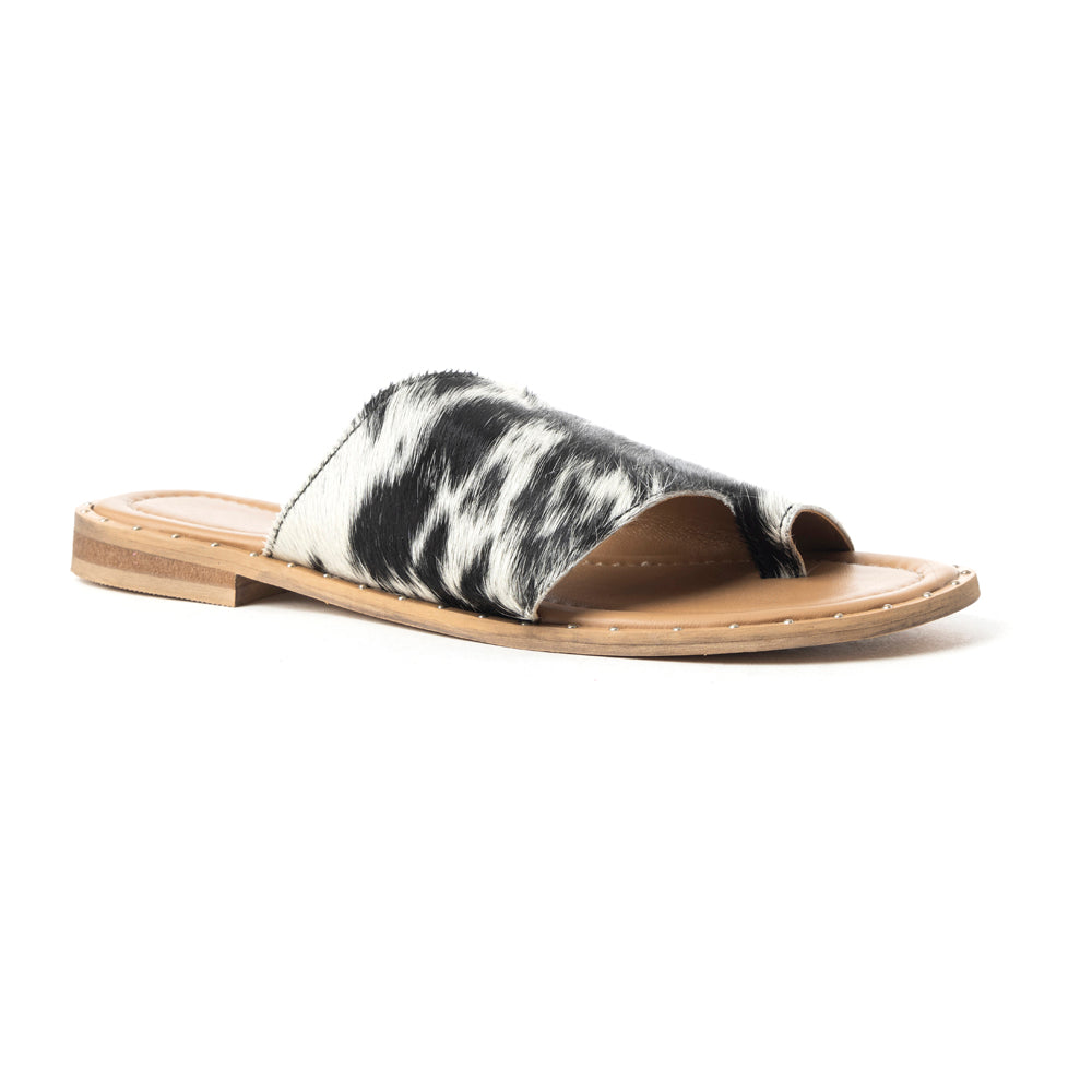 Kimmee Trail Sandal In Black and White