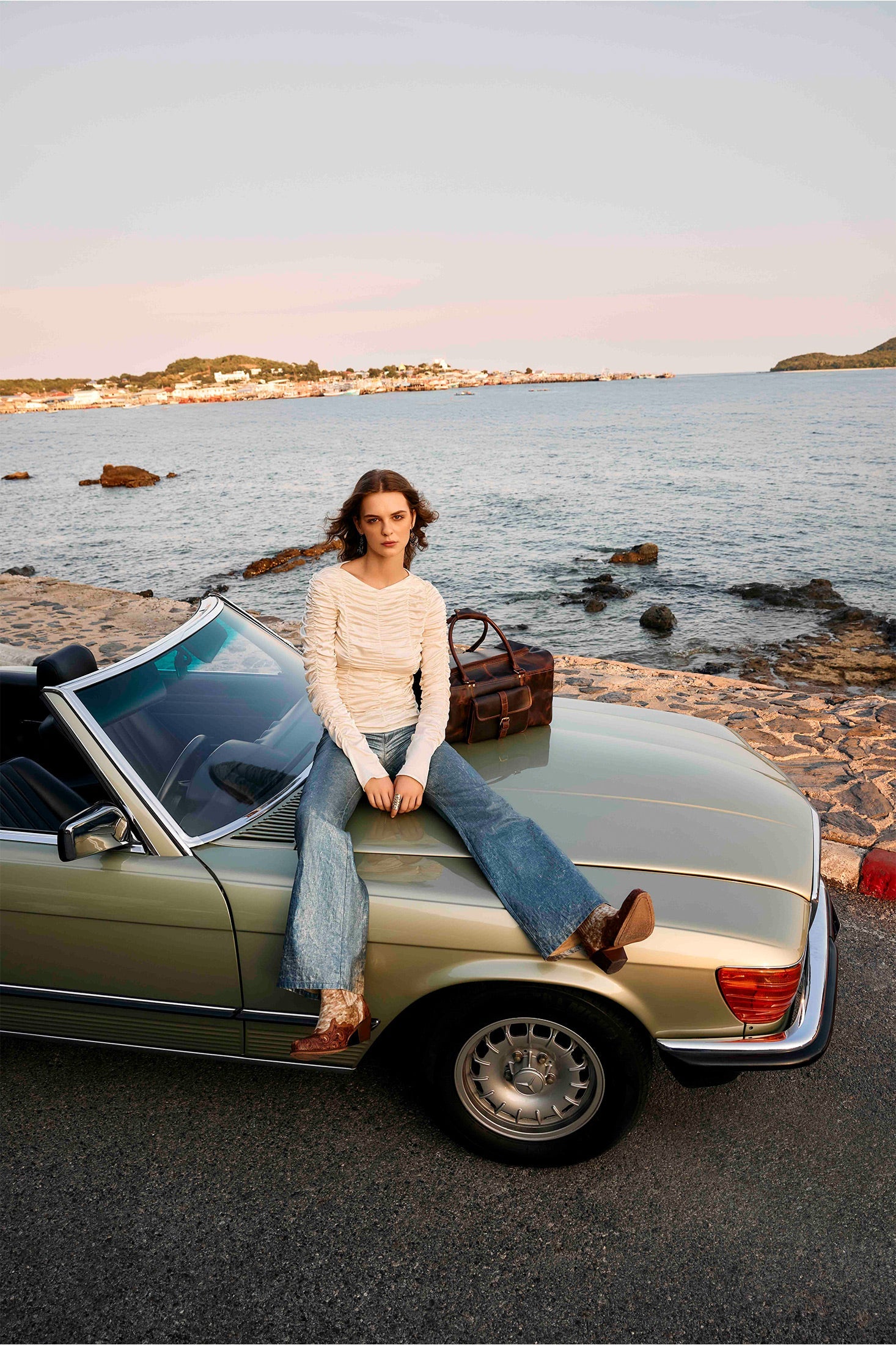 Thunderbird Tail Traveller Bag In Black