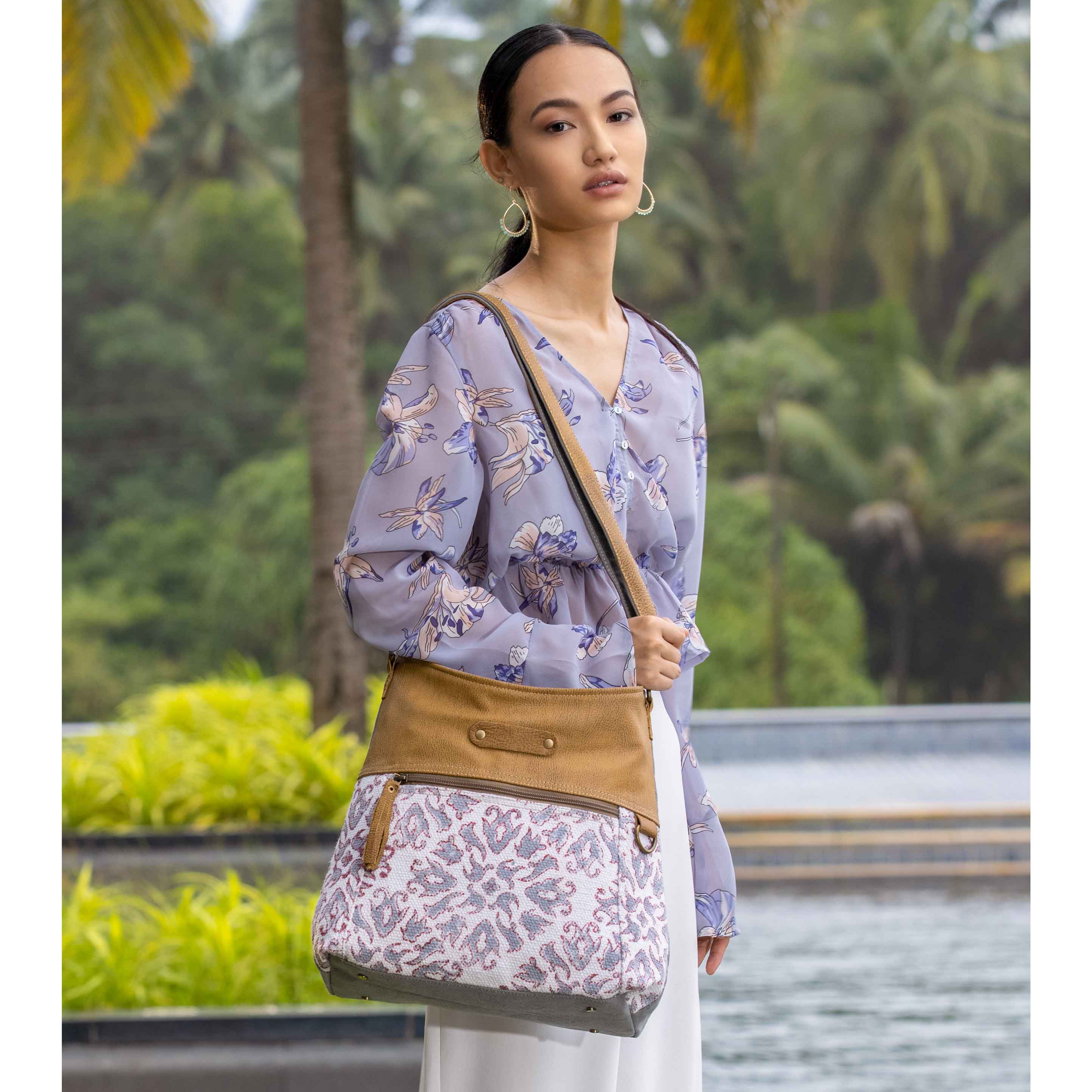 CREATIVES SHOULDER BAG